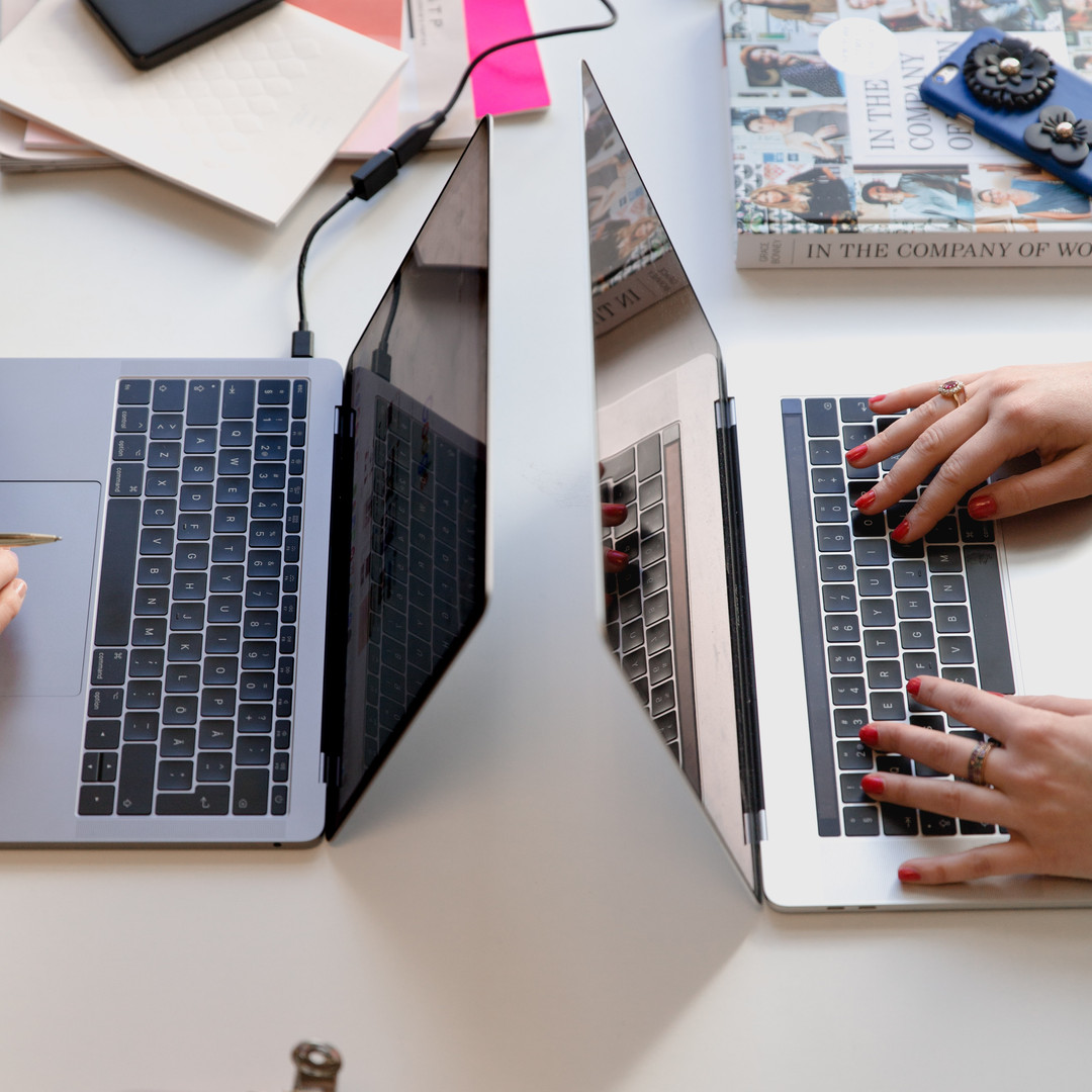 Zwei Personen arbeiten gemeinsam am Laptop